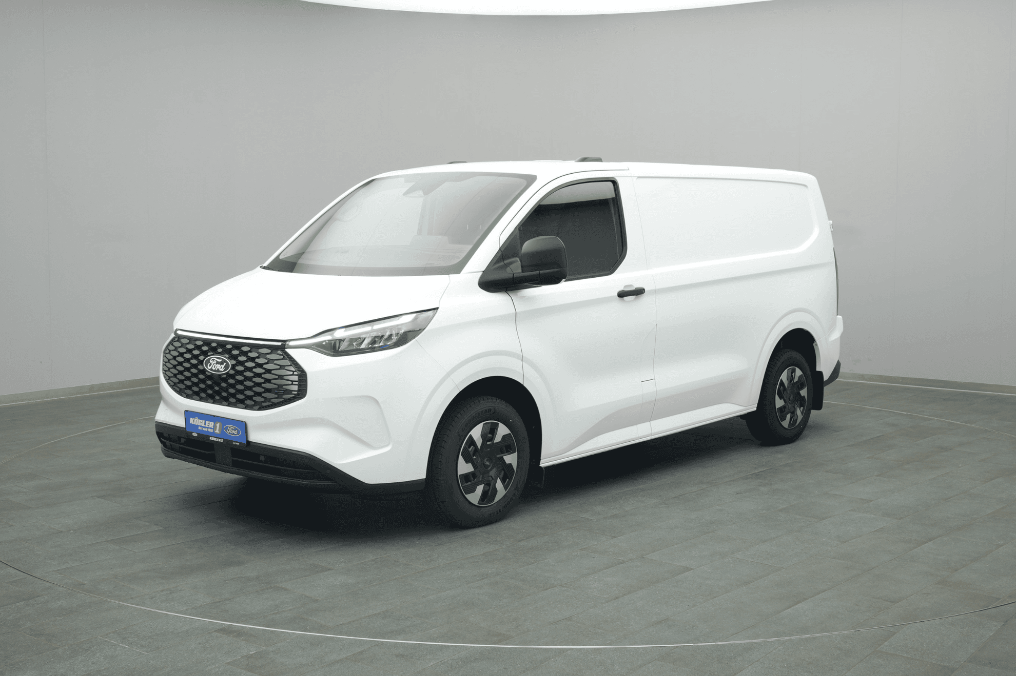 Ford E-Transit Custom in einem hellen und modernen Raum