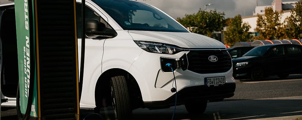 Wie weit kommen Elektroautos wirklich und wie alltagstauglich ist das Laden?
