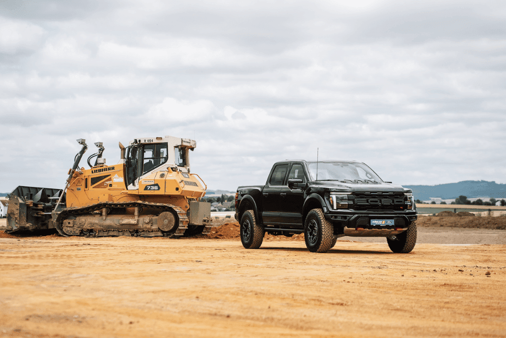 F-150 Raptor R steht neben einen Bagger in einer Kiesgrube - Ford Kögler