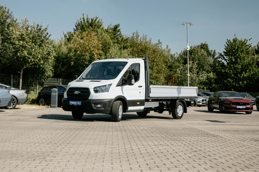 Ford Transit Pritsche steht auf einem Hof bei Ford Kögler in Bad Nauheim