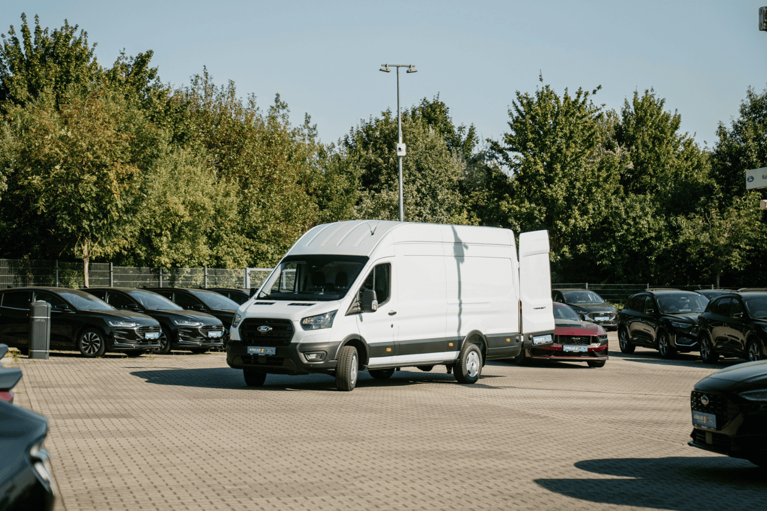 Ford Transit Kasten in weiß steht auf dem Hof von Ford Kögler