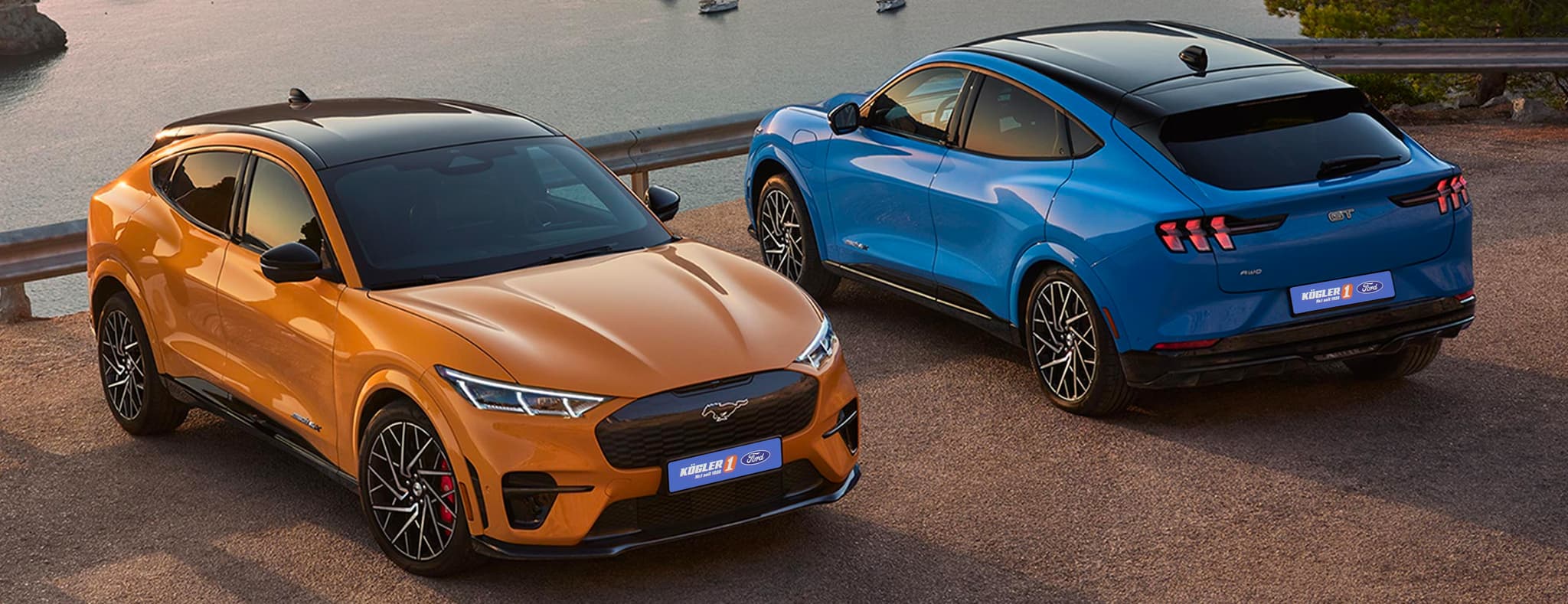 Ford Mustang Mach-E gelb und blau front heck