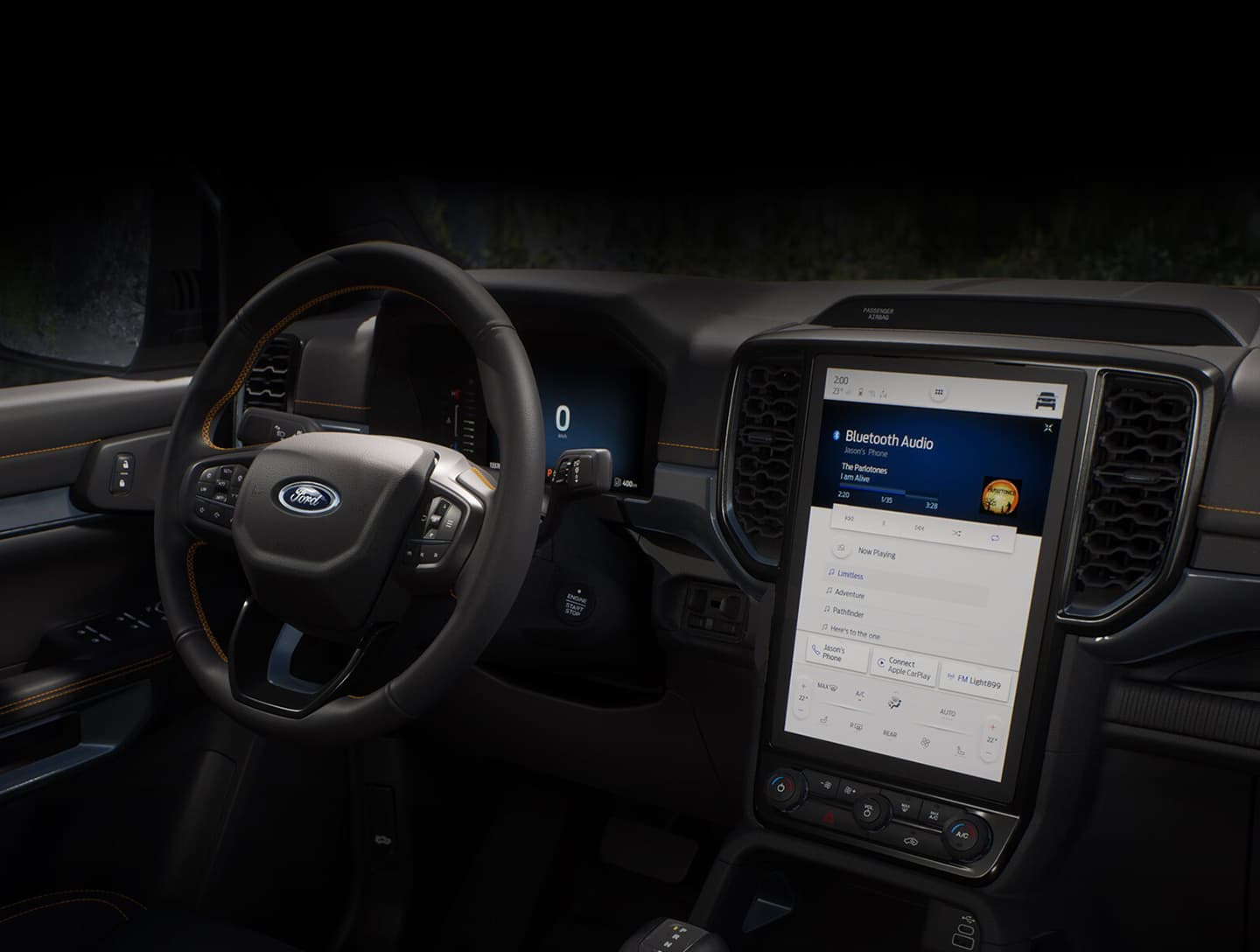 Innenansicht eines Ford Pickups mit einem großen Touchscreen und einem sportlichen Lenkrad