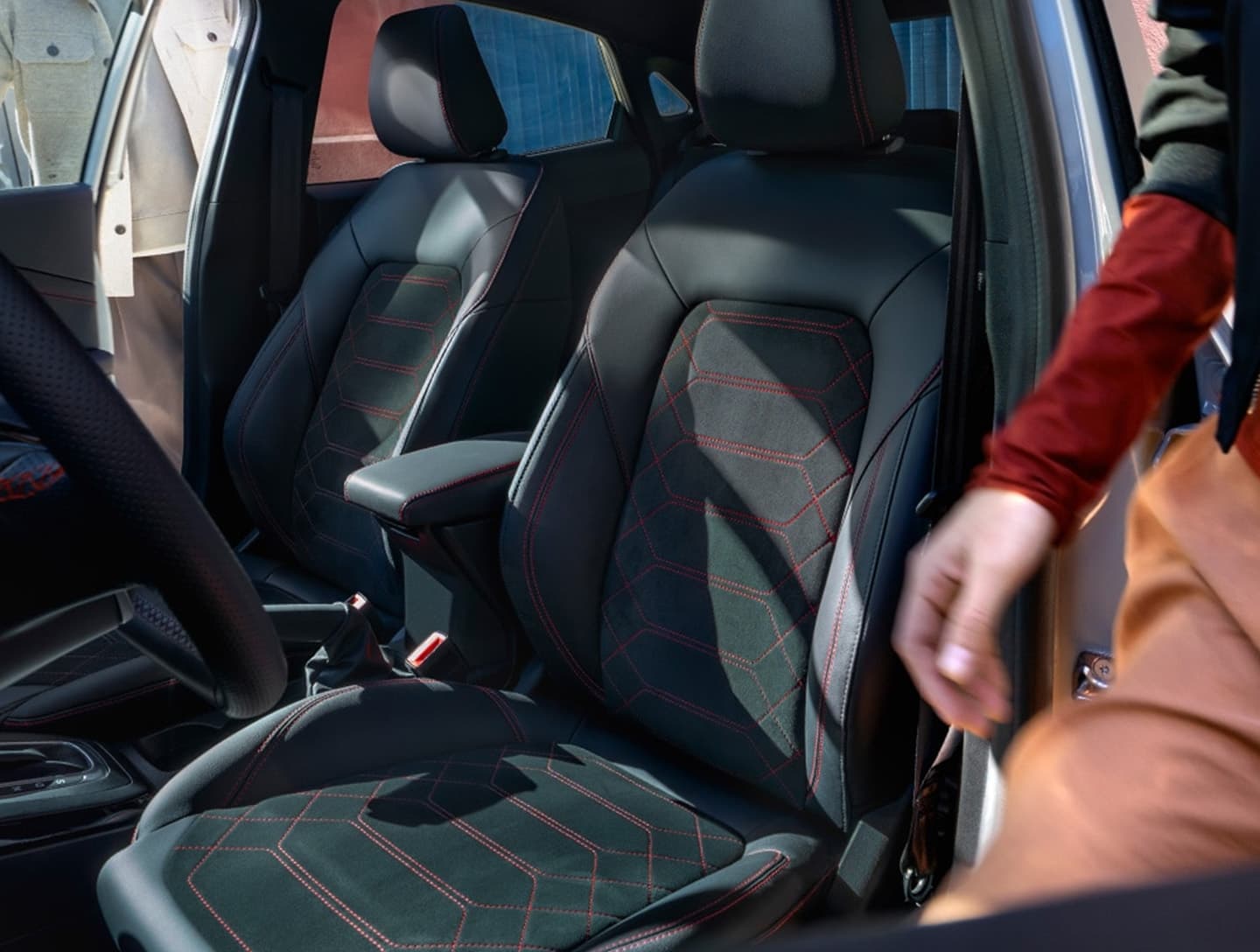 Feine Sitze und aufgeräumtes Cockpit