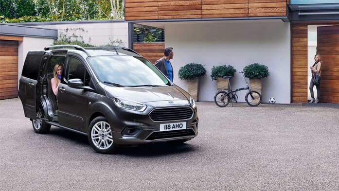 Ford Tourneo Courier grau parkend