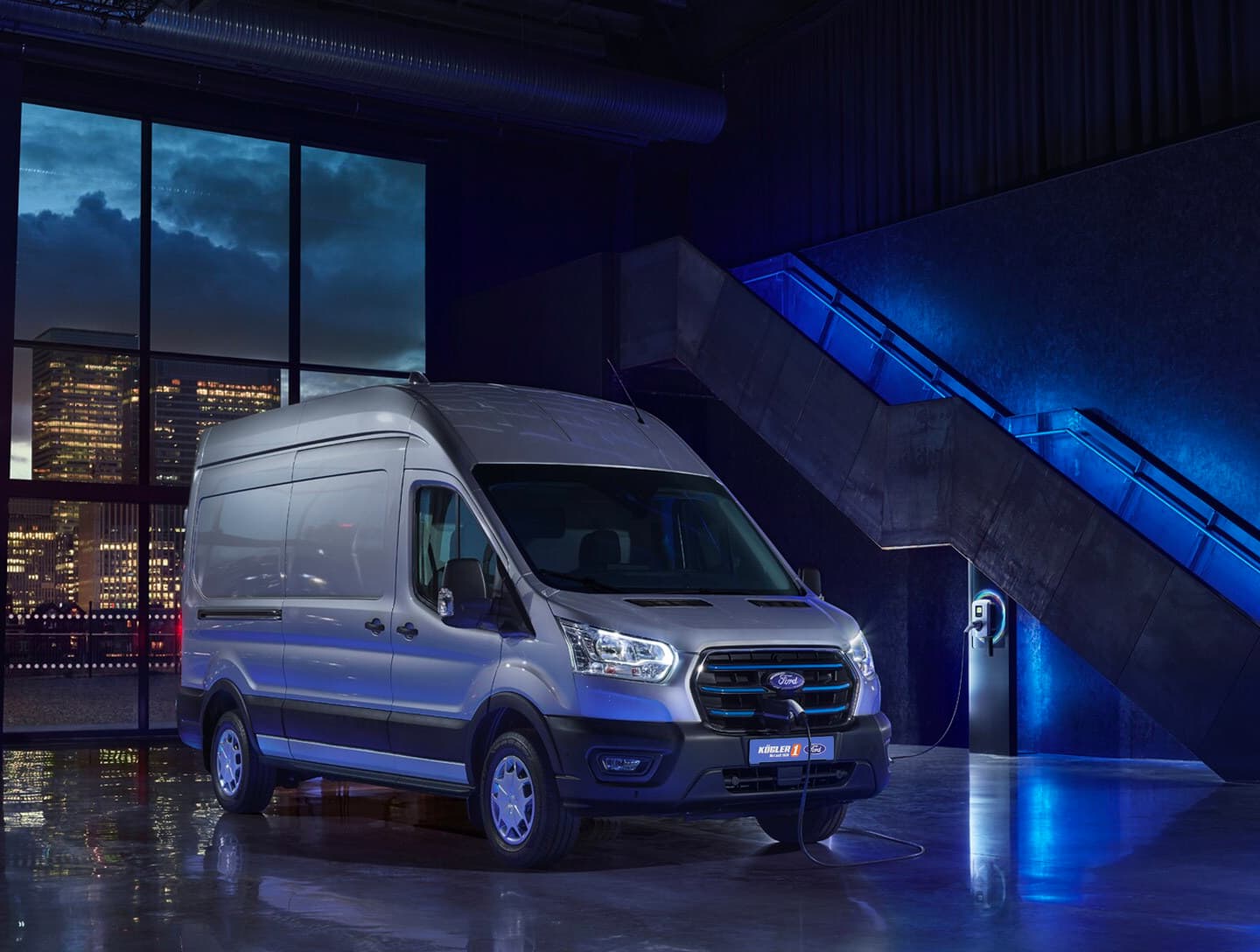 Ford E-Transit front seitlich grau