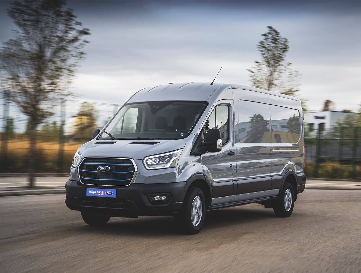Ford E-Transit seite silber