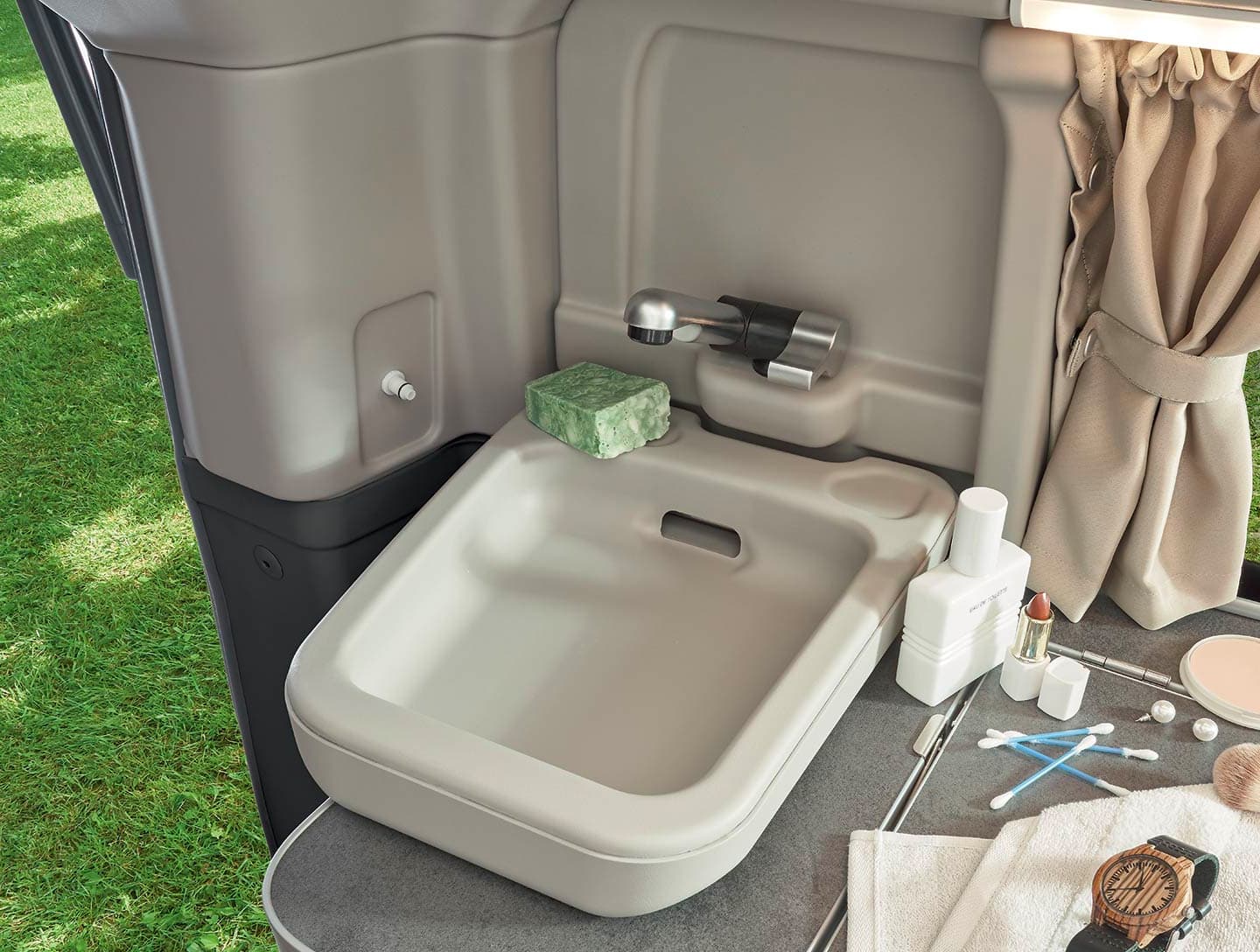 Neuer Hygienebereich mit fester Toilette und Klappwaschbecken