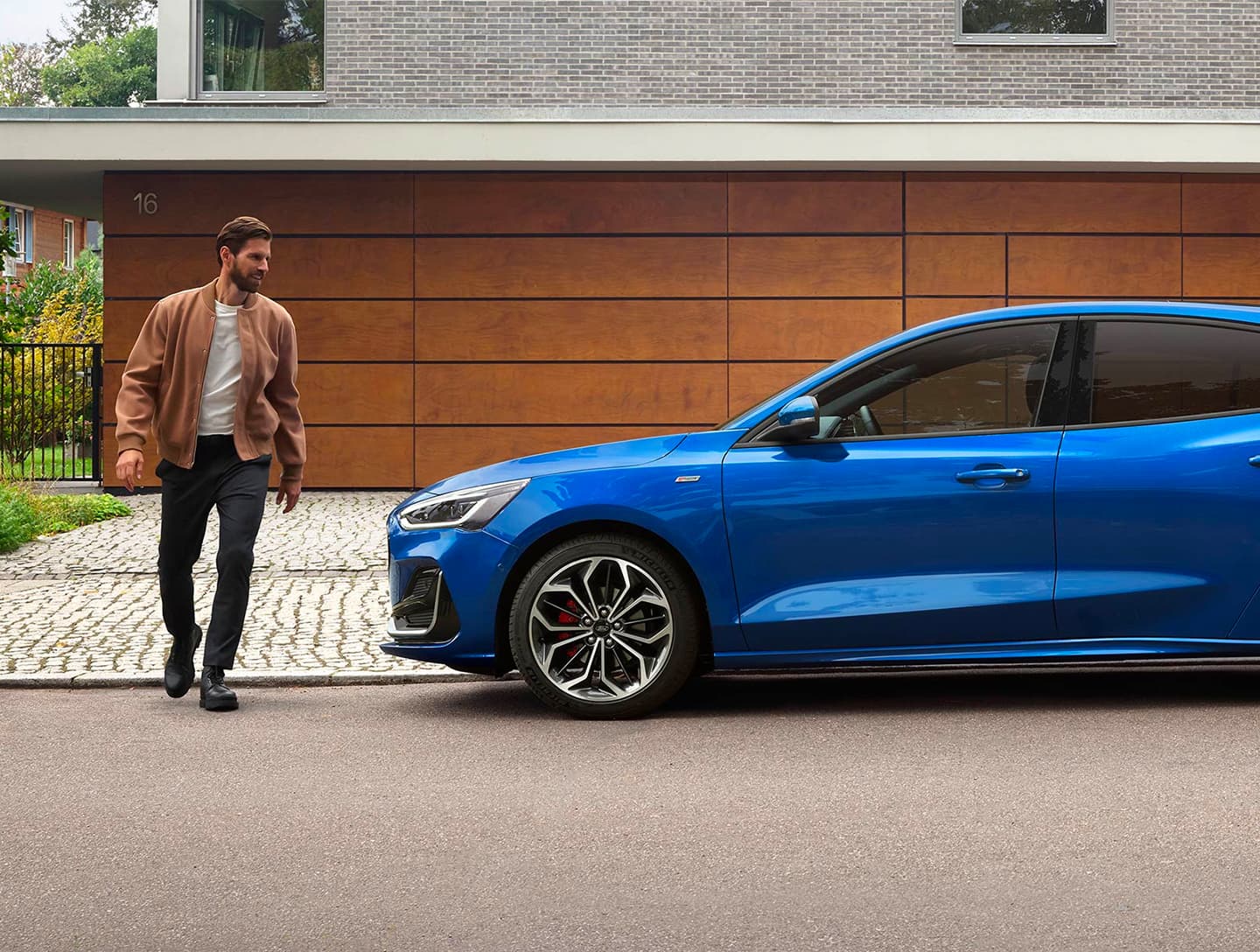 Ford Focus blau seitlich parkend