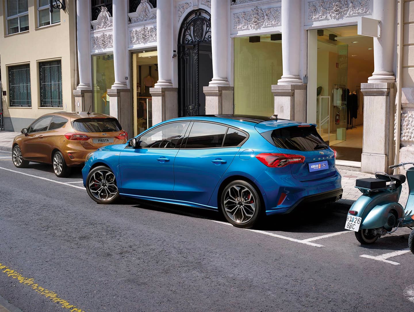 Ford Focus blau parkt ein