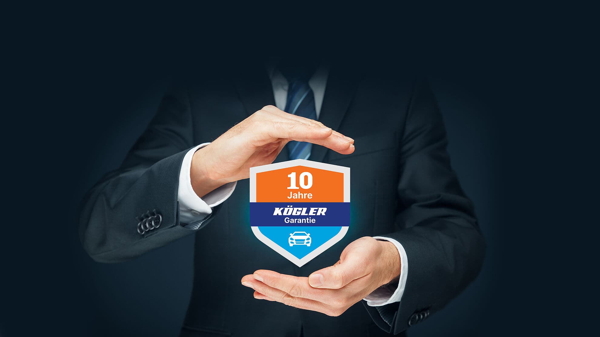 Hände halten das 10 Jahre Kögler Garantie Logo