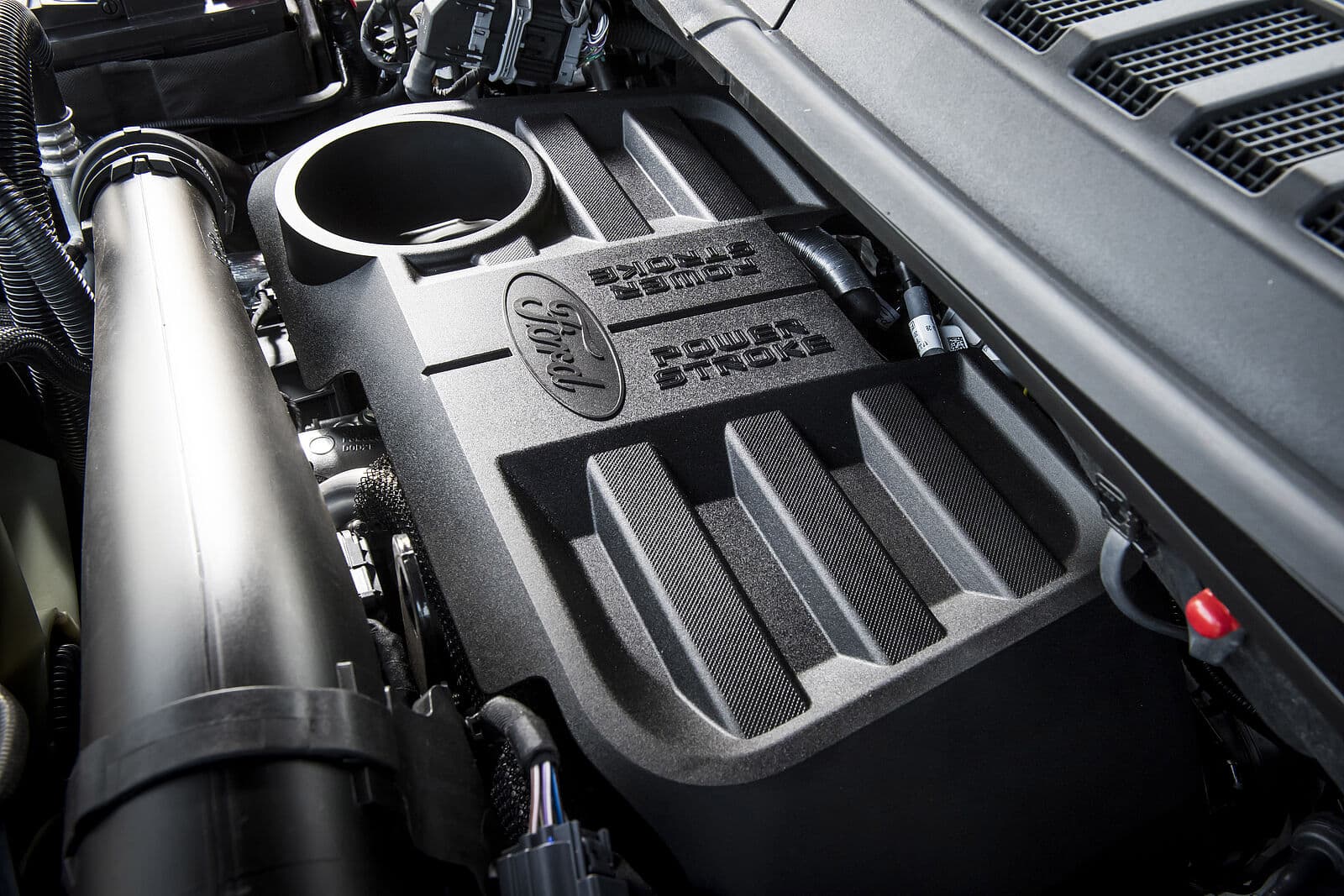 Nahaufnahme des Ford F-150 Motors mit Power Stroke Technologie und Ford Logo