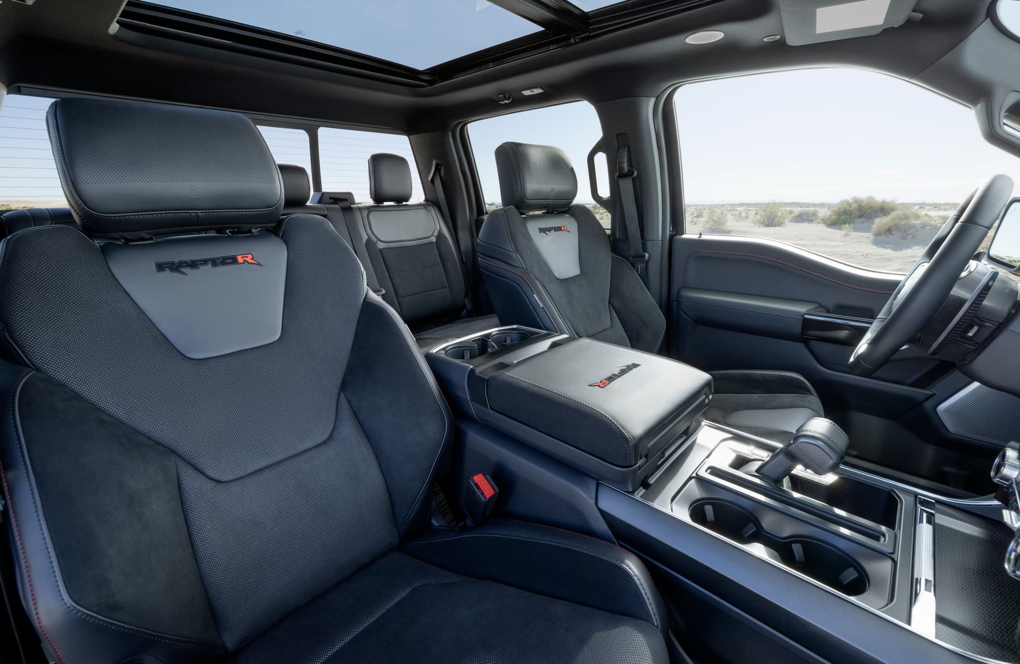 Innenansicht des Ford F-150 mit sportlichen Sitzen und einem klaren Blick nach draußen