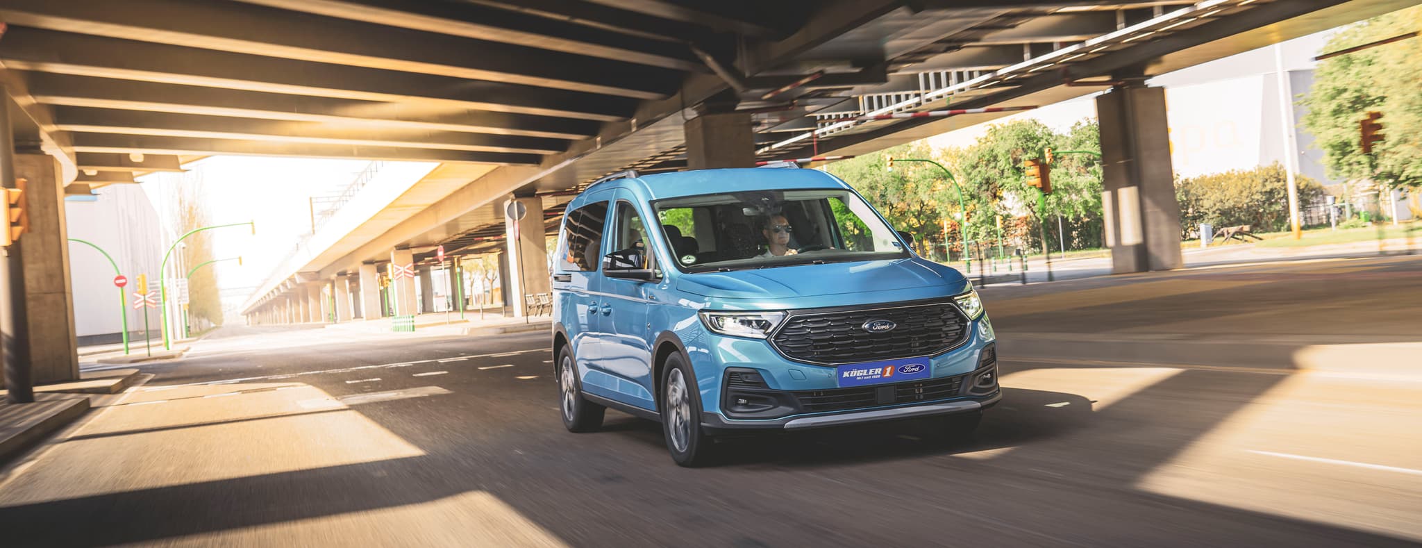 Ford Tourneo Connect blau front